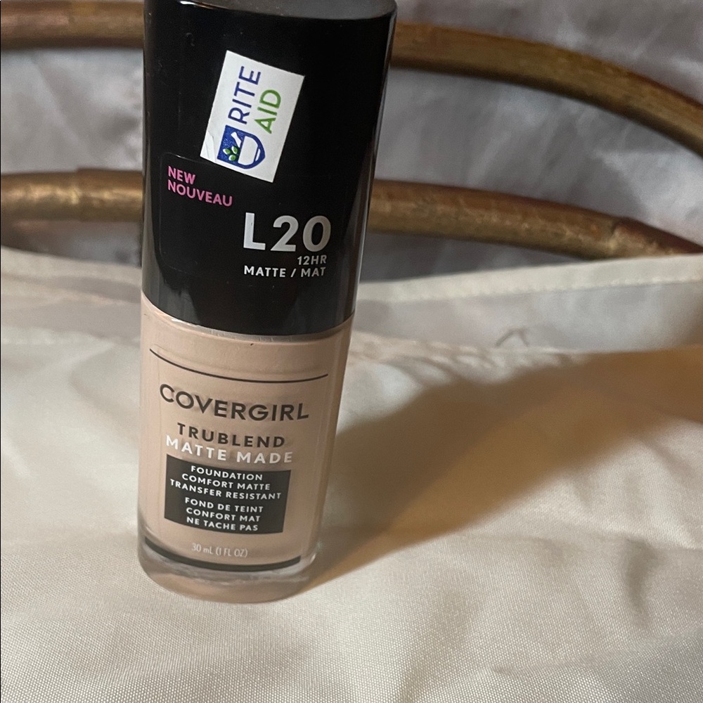 COVERGIRL TruBlend Matte Made Foundation L20 - Tan